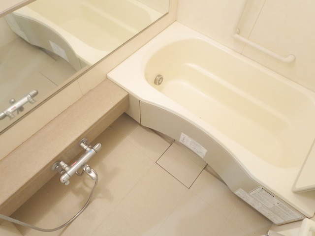 Bath. Reheating & amp; is a spacious bathroom with a bathroom dryer