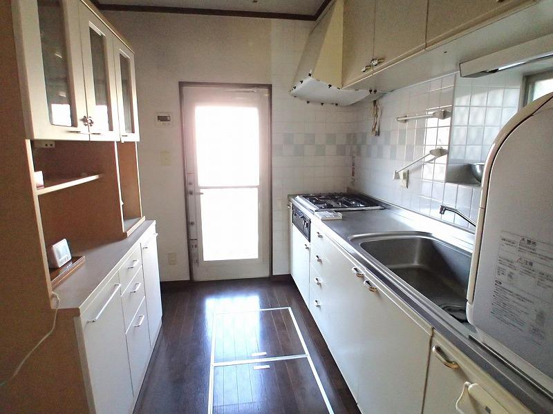 Kitchen. Easy-to-use kitchen with a back door. 
