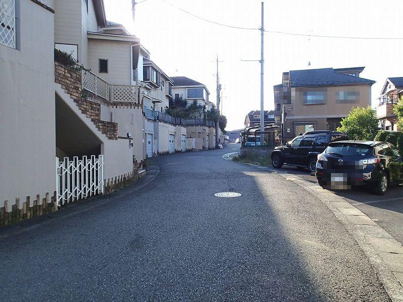 Local photos, including front road. Front road is also widely, Car and out is also easy to
