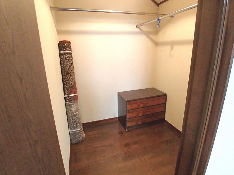 Receipt. Walk-in closet. 