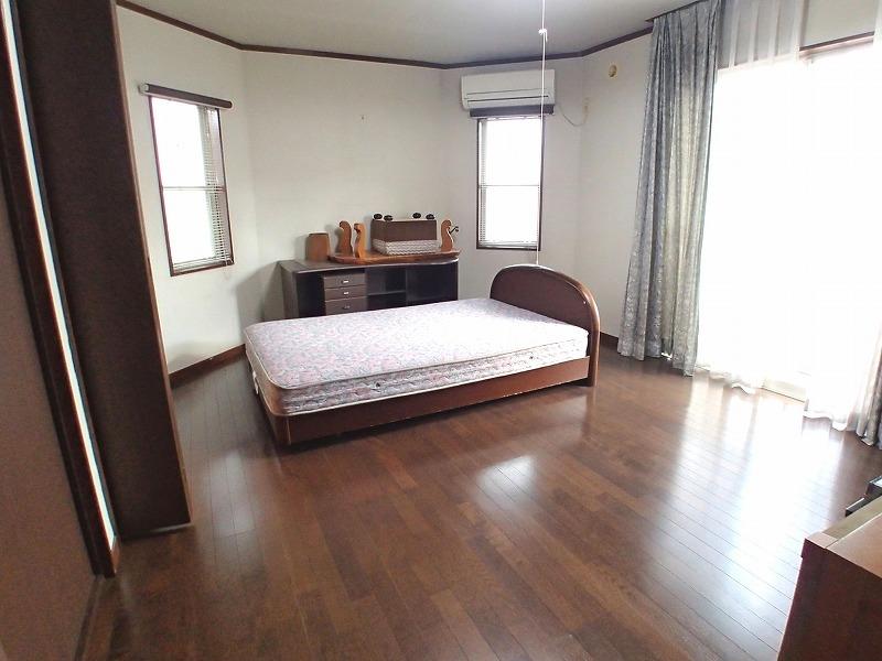 Non-living room. Each room is also spacious and easy to use. 