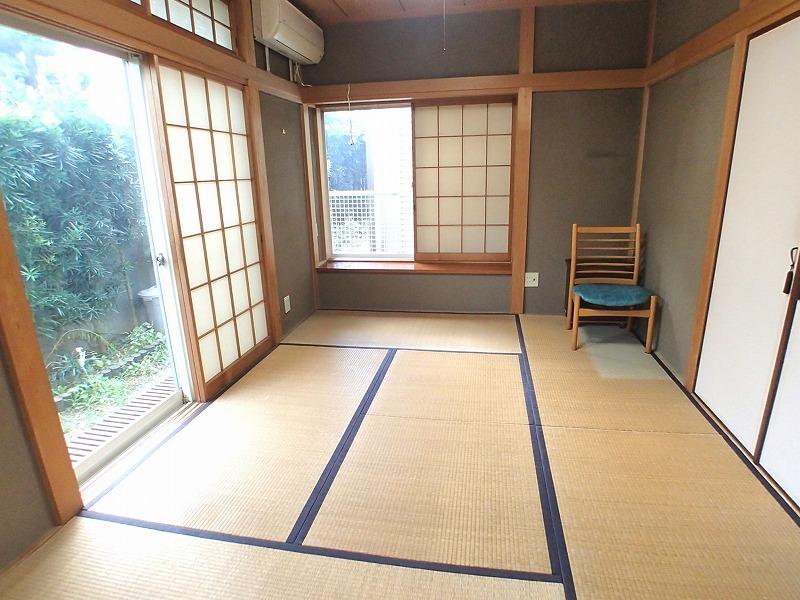 Non-living room. Living next to the Japanese-style room. 