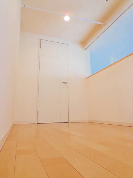 Non-living room. Flex room of the third floor that can be used for multi-purpose. Ideal for hobby of space.