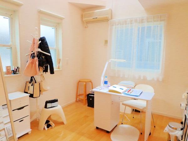 Non-living room. Also spacious living room. You can comfortably you live.