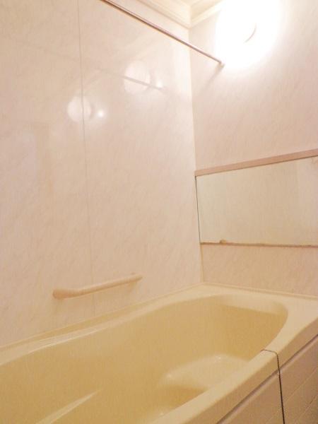 Bathroom. Spacious bathroom of 1 pyeong size. It is with a bathroom ventilation dryer.