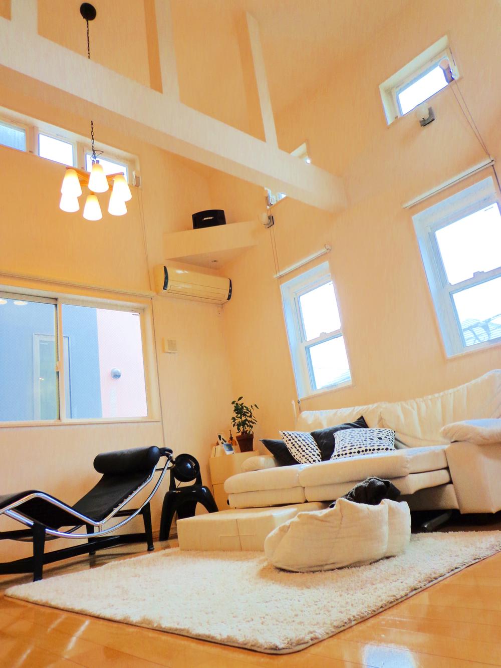 Living. Produce a sense of open atrium. It is the space of the family of the rest.