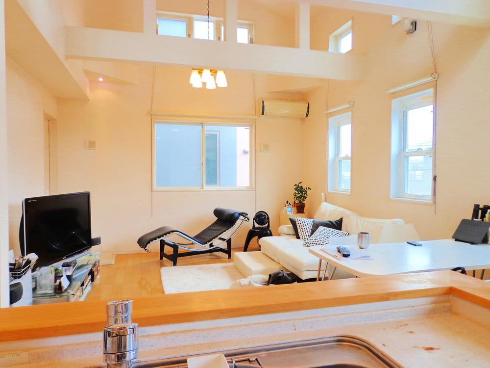 Living. Bright living room is spacious with 18 quires more than there is a lot of windows and skylights. Indoor (11 May 2013) Shooting