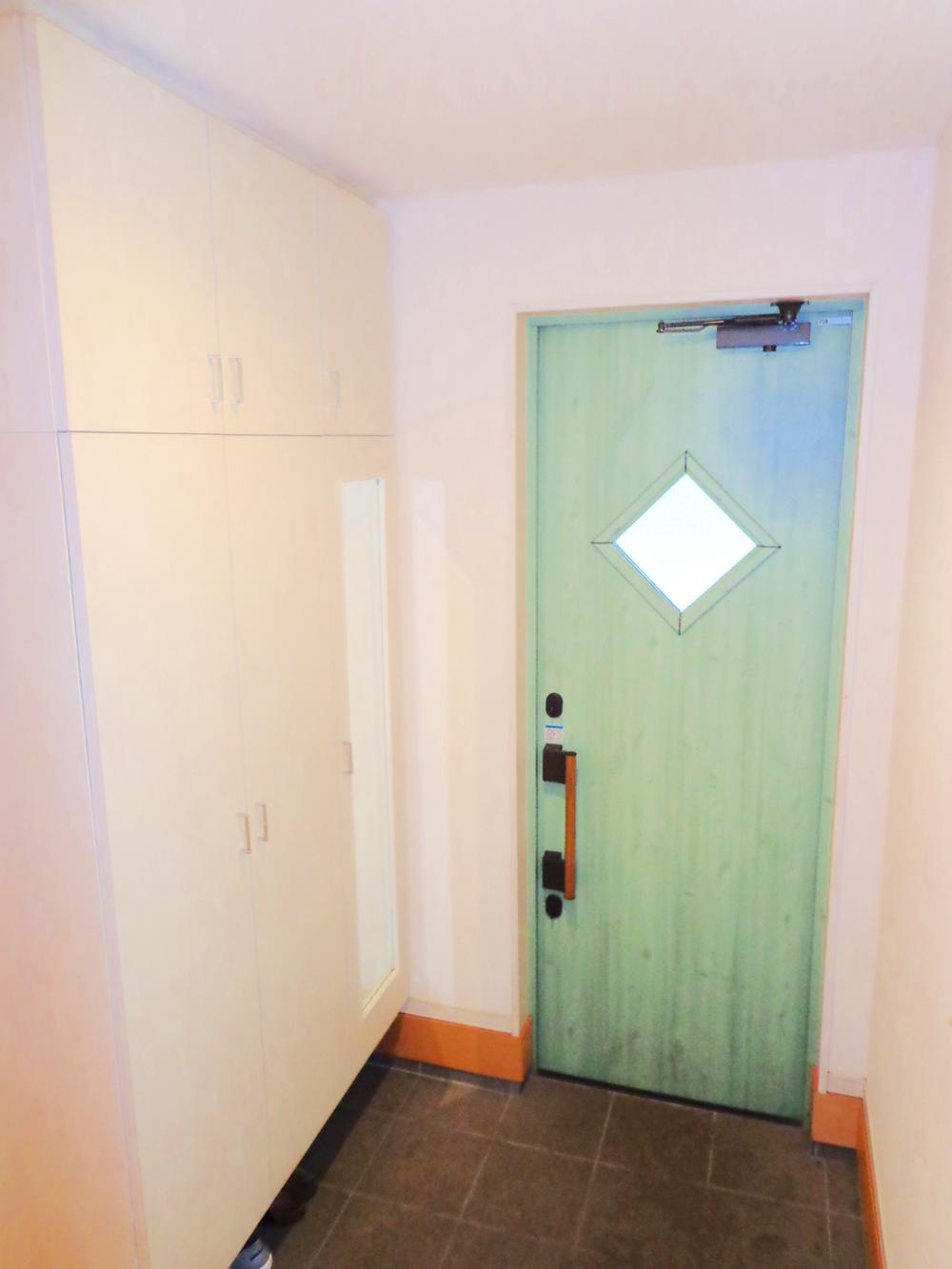 Other Equipment. Insulation entrance door of design pun wood tone. Outing thumb turn or hook with a dead bolt, Dimple key cylinder, etc., It is a high door of security performance. 