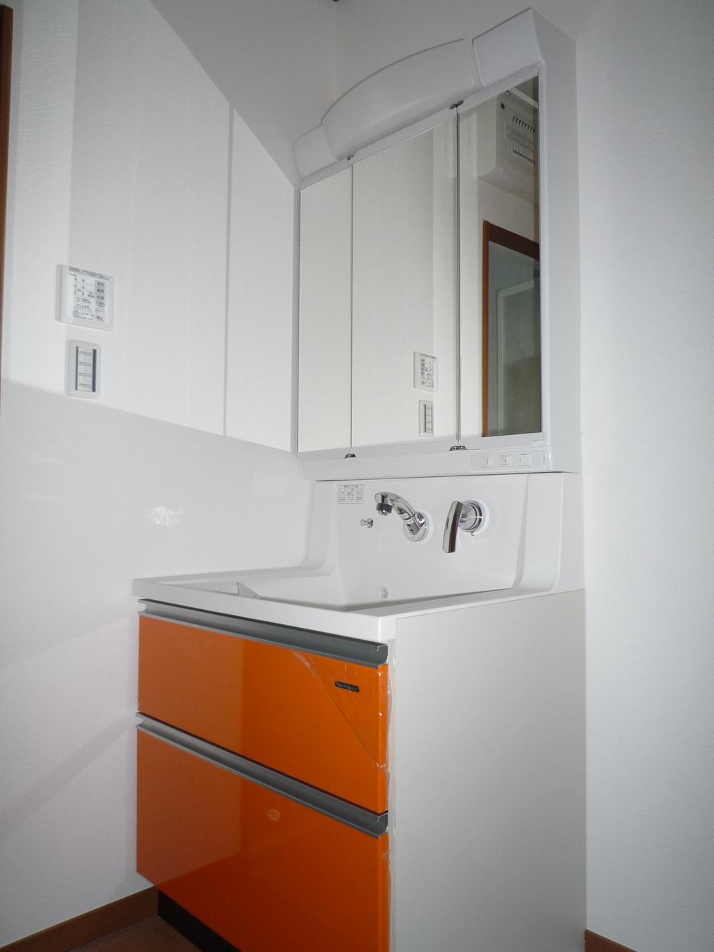 Wash basin, toilet. Three-sided mirror with vanity W750