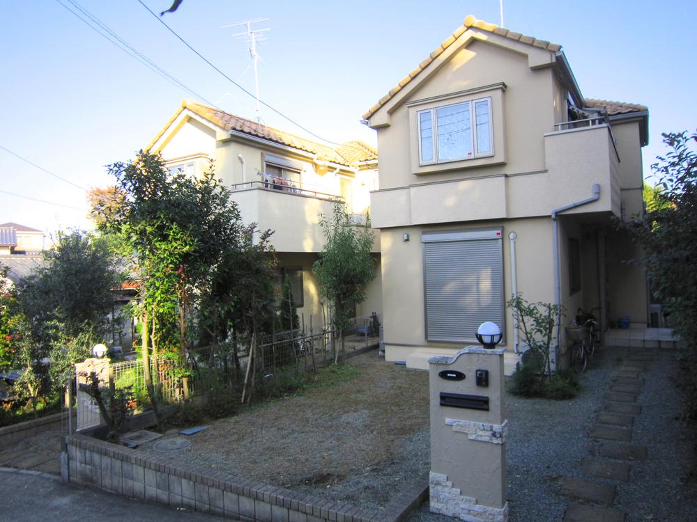 Local photos, including front road. There is a garden to the door than the road. 