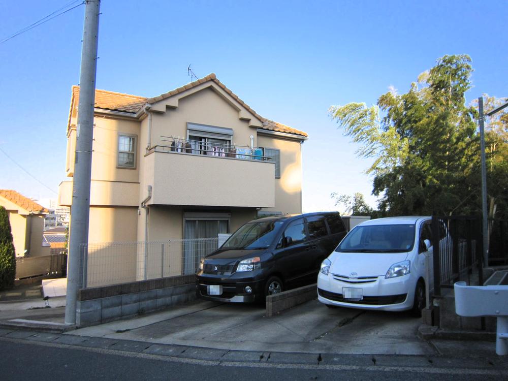 Local photos, including front road. The right side is the garage part. 