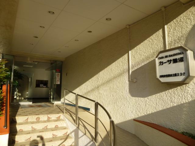 Entrance. Security is good per caretaker resident.