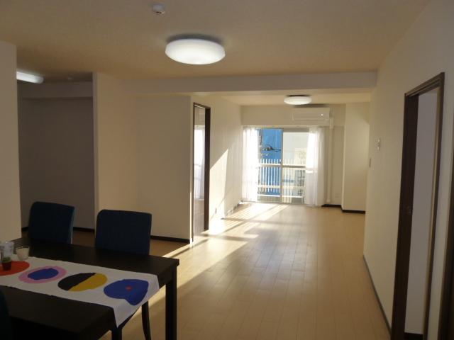 Living. LDK is about 20 Pledge spacious space. Day in the southwest angle room ・ View ・ Ventilation is good.
