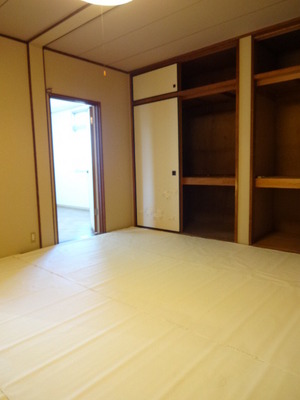 Living and room. 8 is a pledge of large Japanese-style room