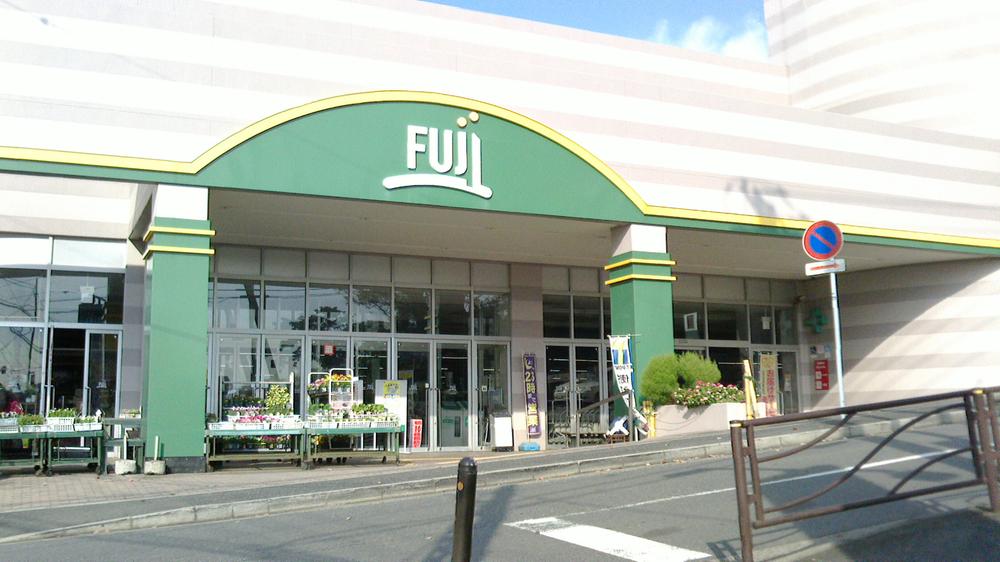 Supermarket. Fuji 400m to Ueno River store
