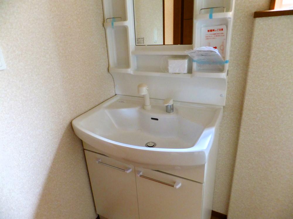 Wash basin, toilet. Same specifications Comfortable living in plenty of wash basin with the provided shower that housed