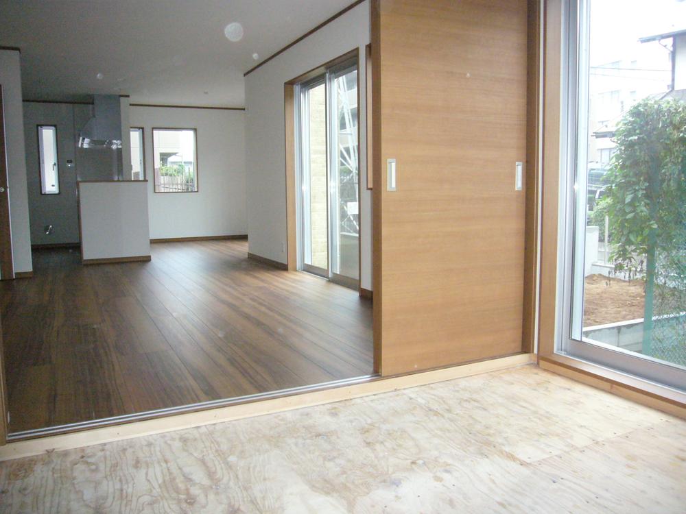Non-living room. 1F that Japanese and about 19.8 tatami mats of living continues. It will be to connect and about 24.3 tatami large space! 2013 October 15, shooting