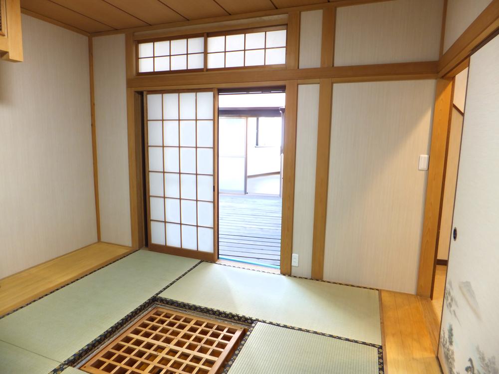 Non-living room. We hope the wood deck from Japanese-style. Please stand of the Japanese-style digging will relax the best. Winter, enjoy games, etc. with your family while eating oranges ・  ・ 