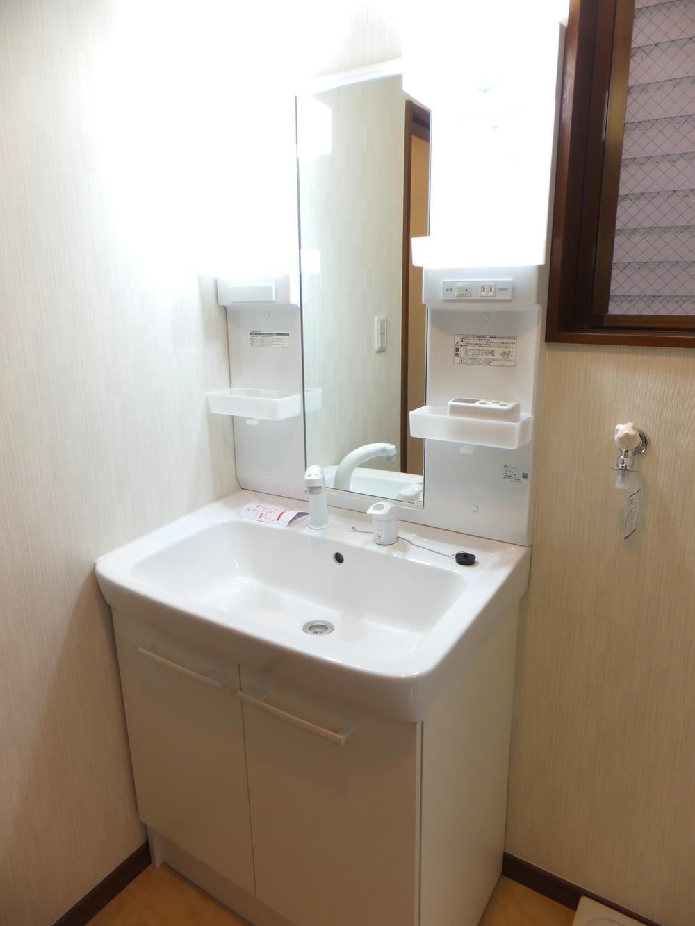 Wash basin, toilet. It is the washstand exchange. 