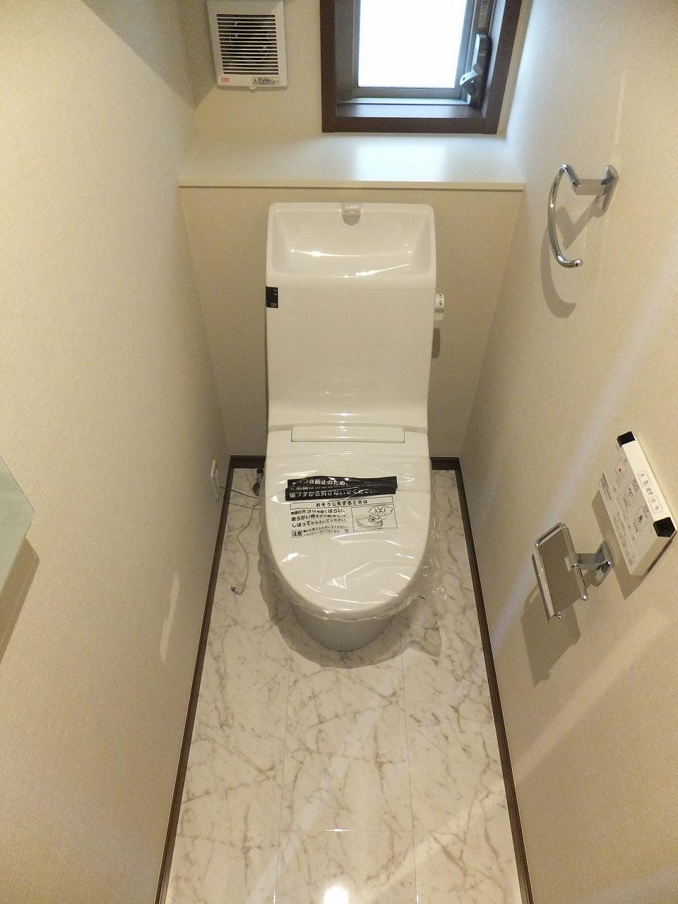 Toilet. Indoor site (October 2013) Shooting Shower feature a heated toilet seat.