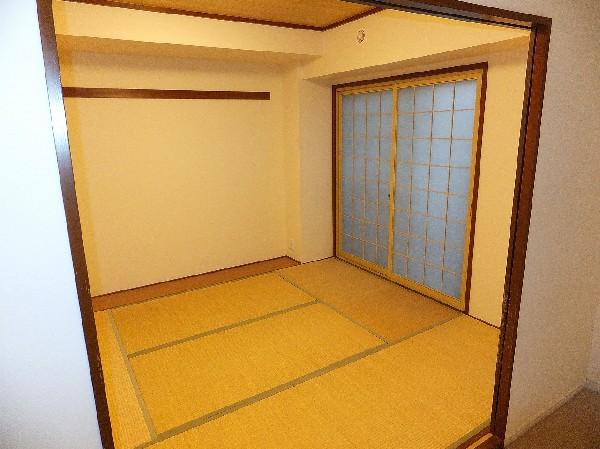 Non-living room. It is south-facing Japanese-style room.