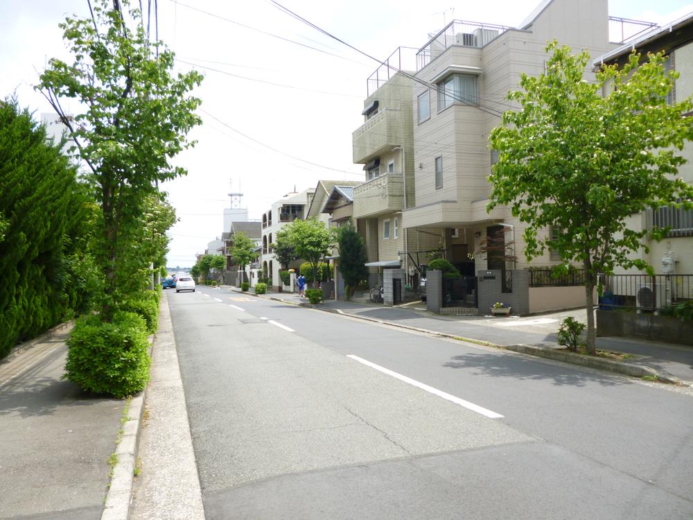 Local photos, including front road. Frontal road