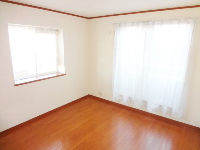 Other room space. Two-sided lighting! It is a beautiful room of flooring!
