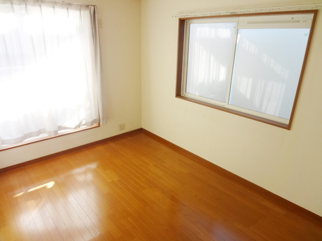 Other room space. Two-sided lighting! Bright room!