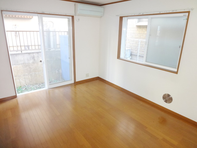 Living and room. Two-sided lighting! Clean living dining flooring!