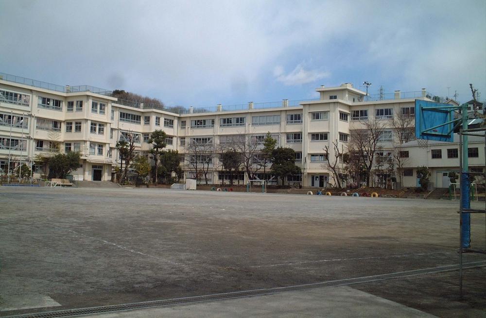 Junior high school. 1228m to the Kawasaki Municipal Sugo junior high school