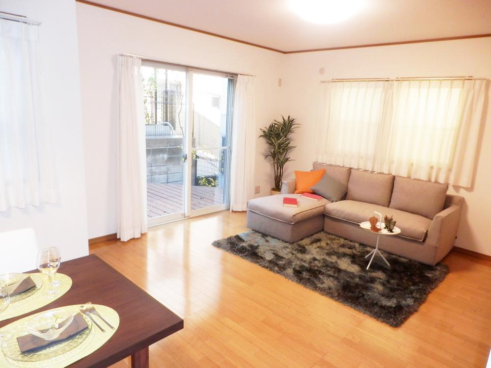 Living. Living is spacious 16 Pledge! Such as sofas and dining table sets that are posted in the photo, As it presents all of the furniture! (November 2013) Shooting
