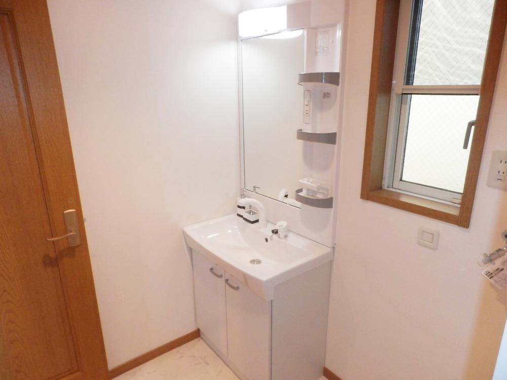 Wash basin, toilet. Washroom (November 2013) Shooting