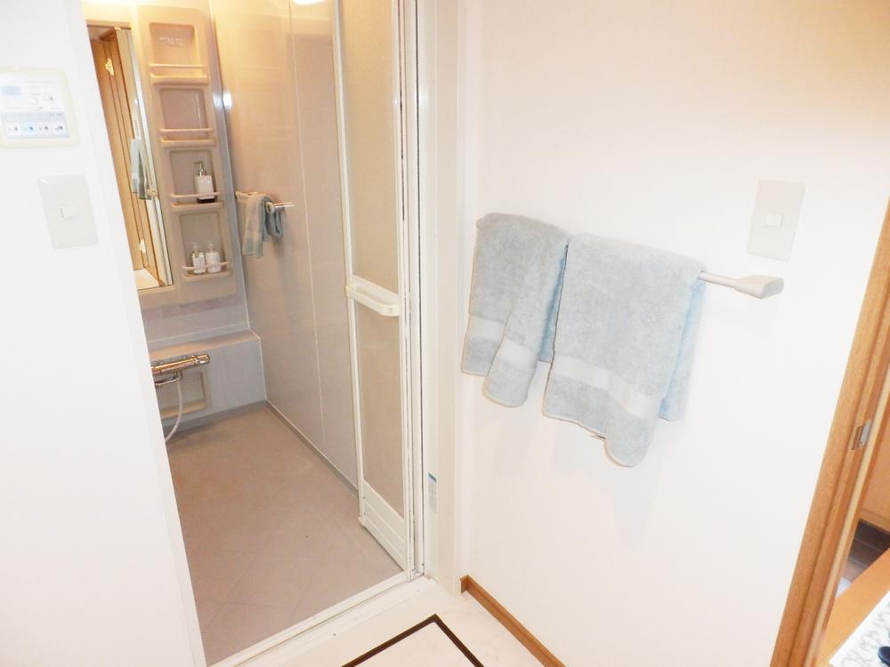 Bathroom. Basin dressing room (11 May 2013) Shooting