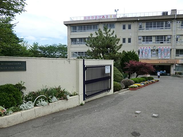 Junior high school. Figure 1000m students who will attend school while greetings to people in your neighborhood to the Kawasaki Municipal Miyamaedaira junior high school is very refreshing.