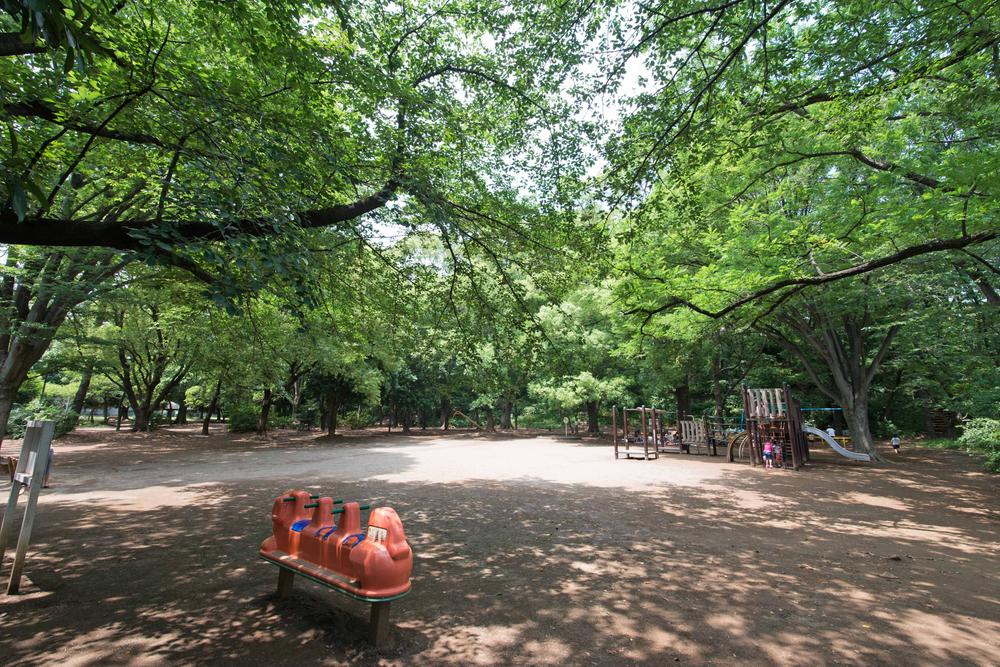 park. Rich in lush green trees as forest bathing can enjoy Miyazaki fourth natural beauty overflowing park that has been made using the slope of the 20m land to the park.