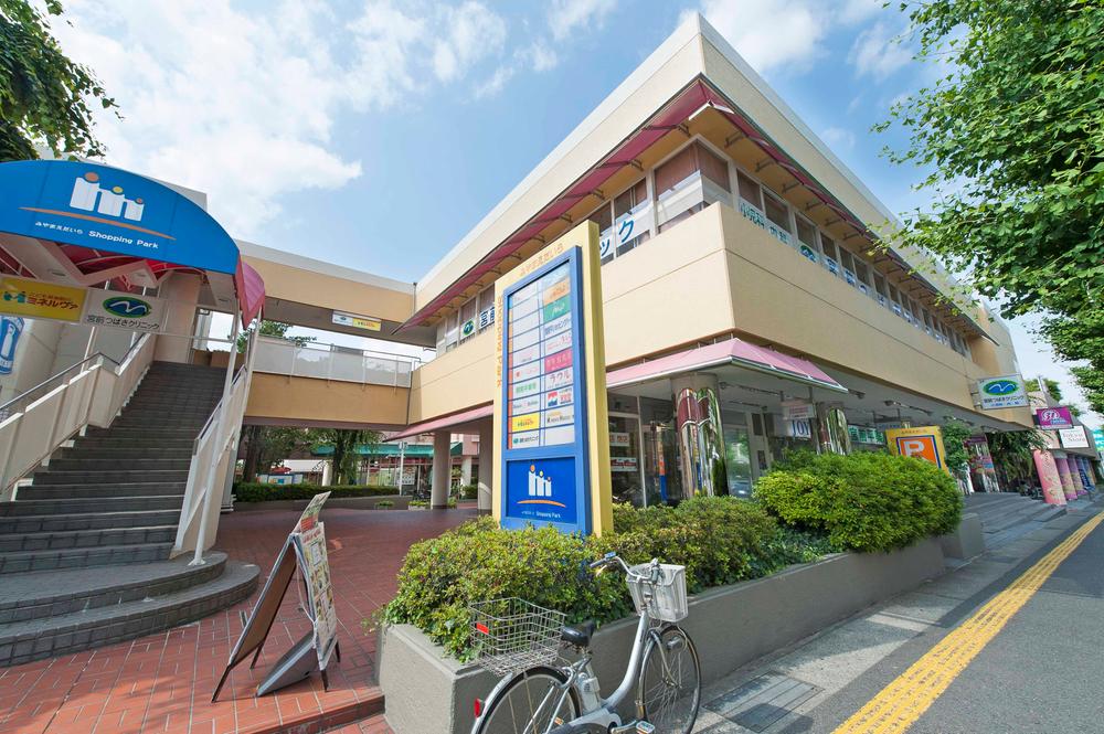 Shopping centre. Tokyu Miyamaedaira Shopping Park complex that would solo 590m each specialty store to. Education facilities and internal medicine, such as nursery school ・ Department of Gastroenterology ・ Pediatrics ・ We move also clinic that specializes in surgery.