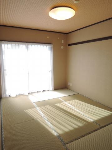 Non-living room. 6 Pledge Japanese-style room facing the balcony