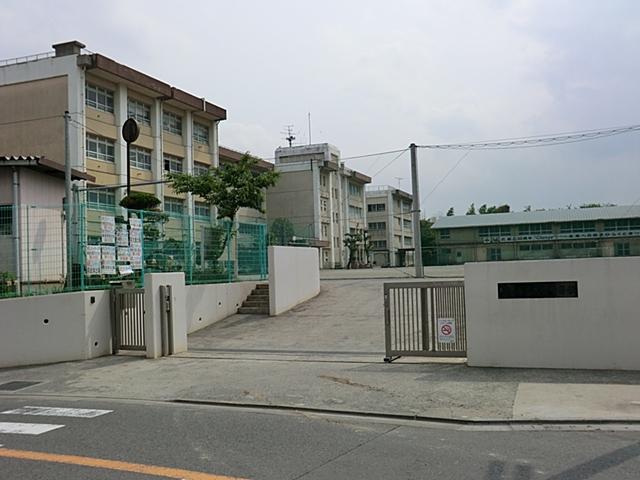 Junior high school. 450m to the Kawasaki Municipal Inukura junior high school
