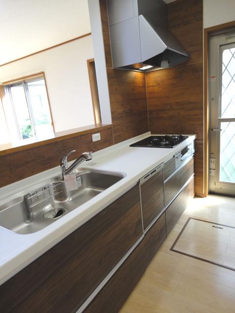 Kitchen. Changes to the dishwasher with kitchen! Fine wood kitchen panel installation, We have established a higher grade than that at the time of new construction! 