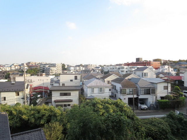 View. Overlooking because there is no large building in front of the eyes & amp; day good