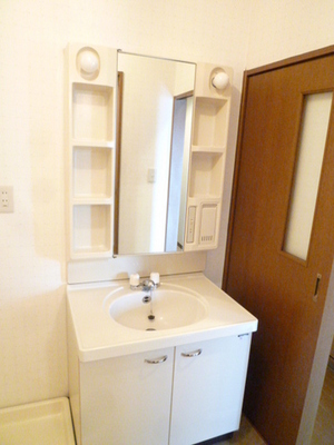 Washroom. Wash basin is an independent type! Effortlessly prepare for going out ☆ 