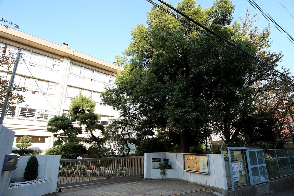 Primary school. 973m to the Kawasaki Municipal Miyamaedaira Elementary School