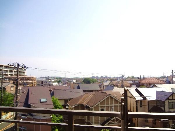 Local appearance photo. The south side is a residential area of the 2-story (a kind low-rise). There is nothing to block the sunlight