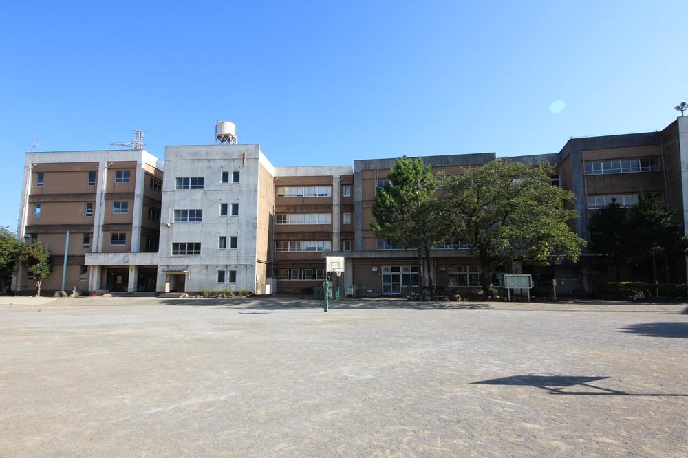 Primary school. Kawasaki Municipal Miyazakidai 100m up to elementary school