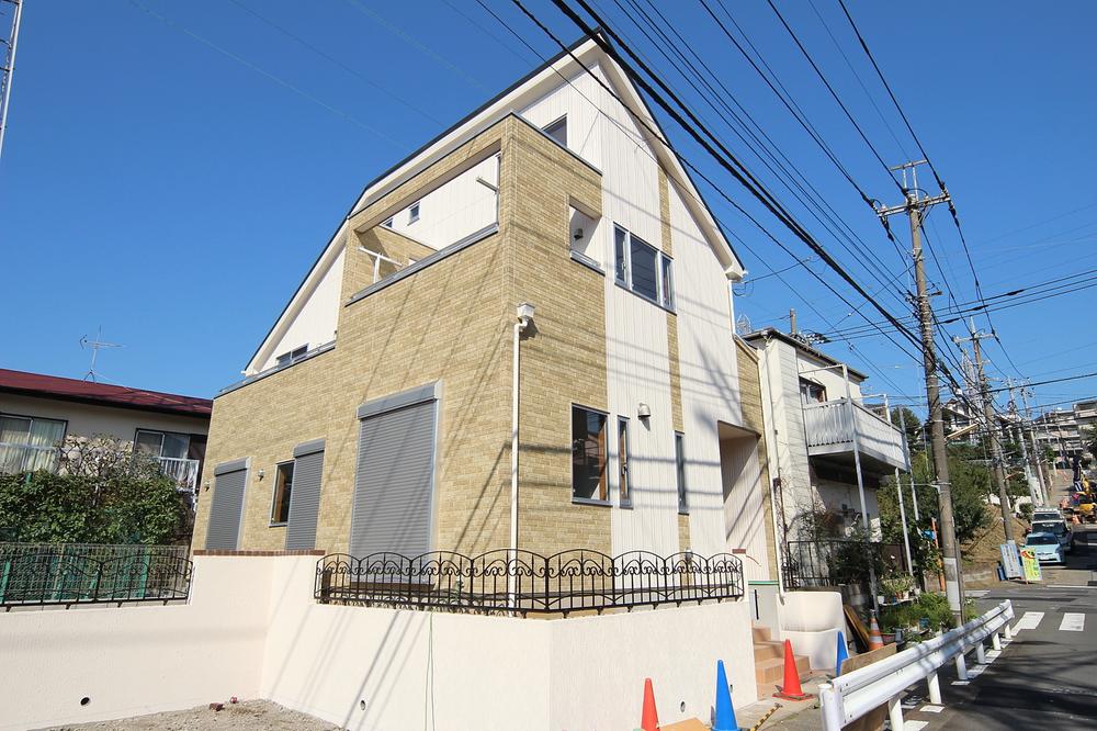 Local photos, including front road. Sunny appearance!