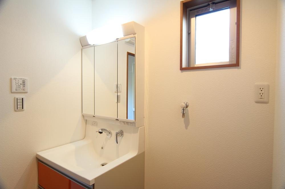 Wash basin, toilet. Wash basin