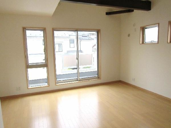 Living. Detached interior introspection Pictures - is a bright living in the living room facing south.