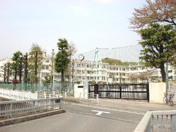 Primary school. Sugo is a 5 minute walk to the 350m Sugo elementary school to elementary school.