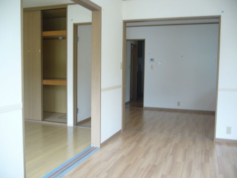 Other room space. Is a two-sided lighting corner room