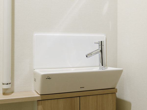 Toilet.  [Hand wash counter] Equipped with easy-to-use hand wash basin in the toilet. Dated panel in consideration of the water wings, The bottom can be used as a storage space. Also provided counter to put well as fragrances.